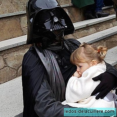 "Saya ibu anda": gambar besar seorang ibu Darth Vader menyusukan anak perempuannya yang berumur dua tahun