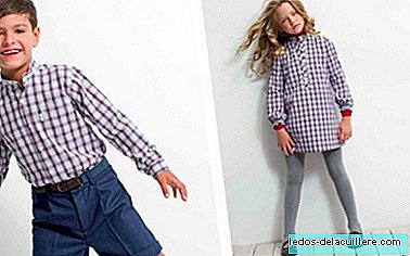 Ñaco Modeföräldrar och barn gillar med sina färgglada glada kläder