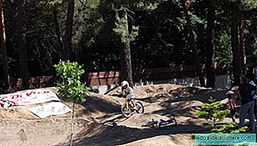 Çocukları bicicross alıştırma yapmaya cesaret