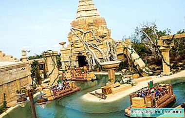 'Angkor' in Portaventura: 10 minutes touring vegetation and temples like those in Cambodia
