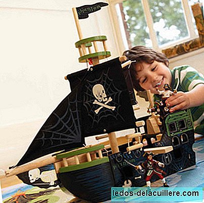 Båtar och "pirat" trä dockor för pojkar och flickor att spela: de är i Toyland