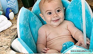 Blooming Bath: cadă captusită pentru primele băi ale bebelușului