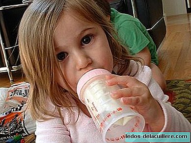Wie wird das Kind im Kinderzimmer mit Milch gefüttert?
