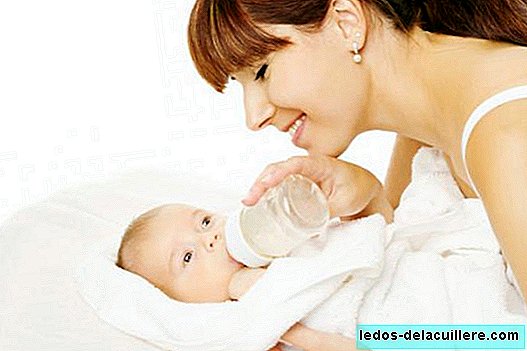 Kako vedeti, koliko umetnega mleka mora popiti vaš dojenček?