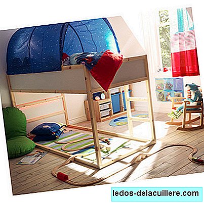 Vendbar seng 'Kura' for dit barn at bestemme, om han vil sove op eller ned