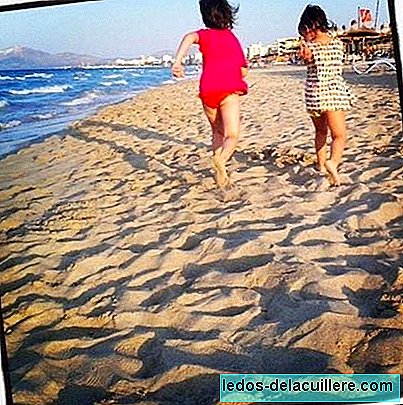 Marcher pieds nus sur le sable: expérience, apprentissage et santé pour les bébés et les enfants