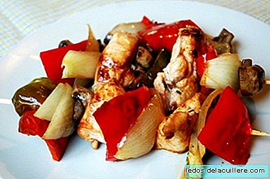 Jantares saudáveis ​​para crianças: espetos de frango, cogumelos, pimenta vermelha e cebola