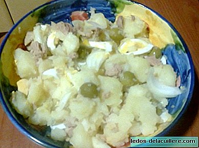 Jantares saudáveis ​​para crianças: salada de batata com ovo, atum, cebola e azeitonas
