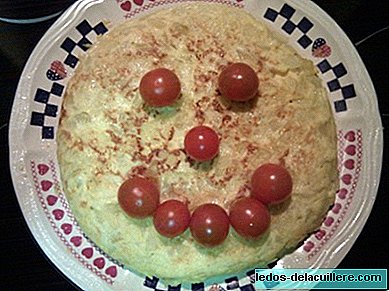 Repas sains pour les enfants: omelette aux pommes de terre, aux oignons et à la tomate
