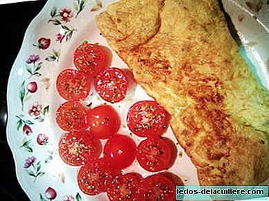 Healthy dinners for children: French onion and tuna omelette with cherry tomatoes with oregano