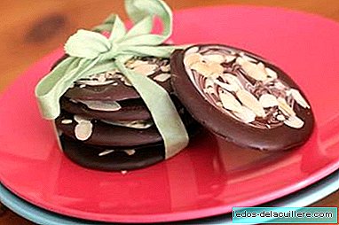 Domaće čokolade od bijele čokolade i mliječne čokolade napraviti s djecom. recept
