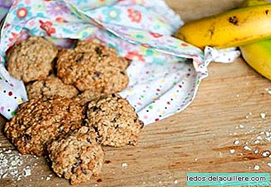 Cooking with children: chocolate, banana and oatmeal cookies