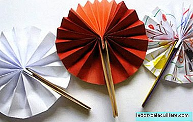 With this paper fan you can entertain children and refresh them at the same time