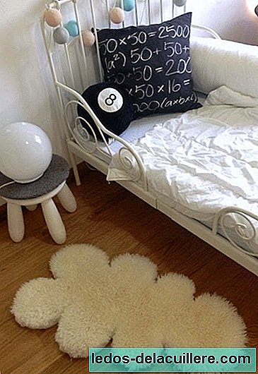 Превратите коврик из овчины Ikea в облачный коврик для детской комнаты.