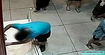 Beware! Et barn bryter et maleri til en verdi av 1,5 millioner dollar i et museum