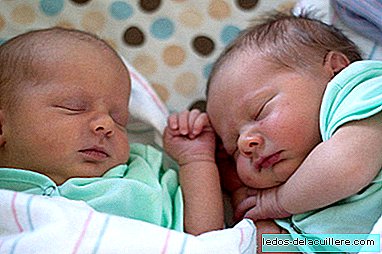Dá à luz quadrigêmeos concebidos naturalmente e são dois pares de gêmeos