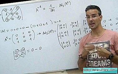 David Calle mengajar bagaimana menyelesaikan masalah matematik, fizik dan kimia di Unicoos