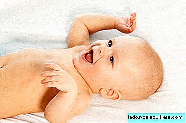 De quoi les bébés se moquent-ils? Le premier sourit, rit et rit