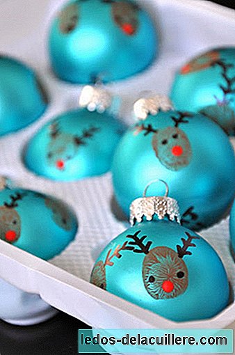 Decoração de Natal: renas pintadas por crianças em bolas de árvore