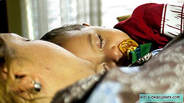 Bērnu gulēšana vecāku gultā ir pretrunā ar dabu un pret veselo saprātu, saka psiholoģe