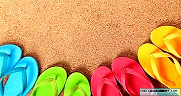 Verschiedene Modelle von flachen Sandalen für Strand oder Pool