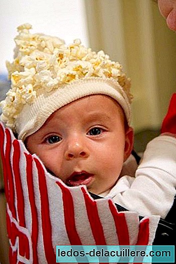 Verkleiden Sie Ihr Baby aus einer Popcorn-Tasche in der Babytrage