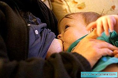 Gettano una donna da una Mercadona per allattare sua figlia