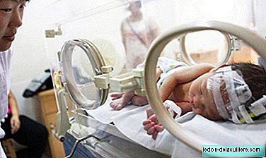 Das chinesische Baby, das aus einer Pfeife gerettet worden war, sei bei der Entbindung durch die Toilette gefallen, sagt die Mutter