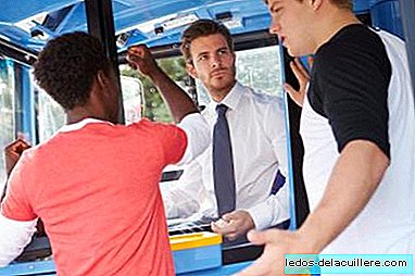 Tài xế xe buýt là người duy nhất nhường ghế cho mẹ và em bé