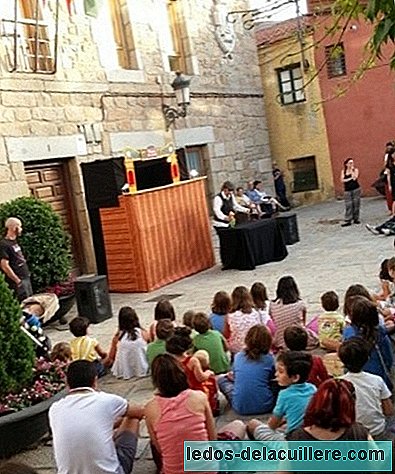 De Tropos Theatre-groep vertegenwoordigt het stuk Los Tres Cerditos in de stad Navacerrada