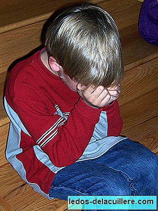Жестокое обращение с детьми вызывает проблемы в физическом и психическом здоровье, когда дети растут