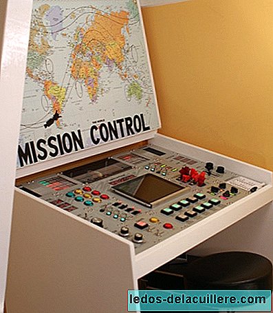 Контролният панел, направен от бащата на детето под бюрото му