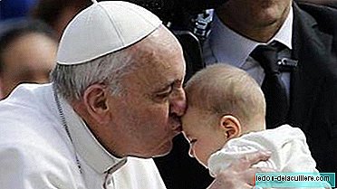 Pope Francis encourages a woman to breastfeed in public
