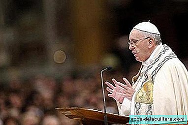 يشجع البابا فرانسيس الأمهات على الرضاعة الطبيعية في الأماكن العامة ، والآن في كنيسة سيستين