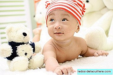 Het gevaar van knuffels en bescherming in de wieg van de baby