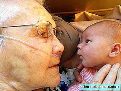 The precious moment in which a 92-year-old woman meets her great-granddaughter for only 2 days