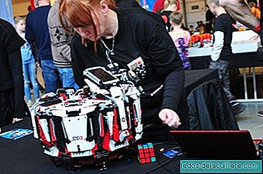 The Cubestormer 3 robot made with Lego pieces solves Rubik's cubes in seconds