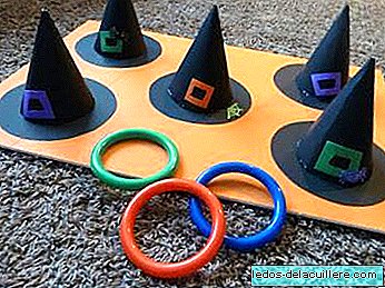 Op Halloween kun je hoepels spelen ... op heksenhoeden