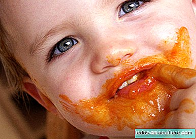 Je pro dítě špatné hrát si s jídlem?