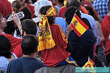 تقدم اسبانيا بشكل صحيح في نهائيات كأس الامم الاوروبية عام 2012 ويسعد الأطفال باللاعبين