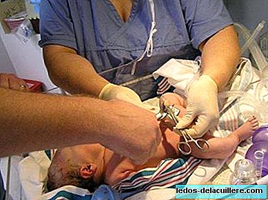 Warten Sie drei Minuten, bis die Nabelschnur durchtrennt ist, was sich positiv auf die Gesundheit des Babys auswirkt