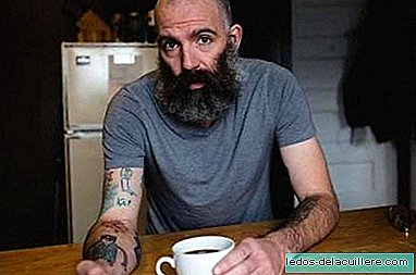 Този баща татуира тялото си с рисунки на сина си, тъй като е бил на четири години
