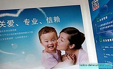 A Europa pede que os recipientes artificiais de leite e a publicidade não mostrem imagens de bebês