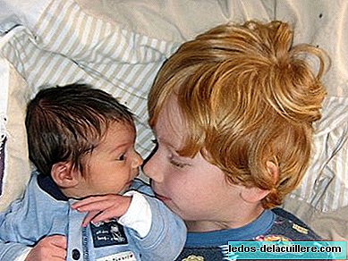Évitez la jalousie entre frères et soeurs: plus que d'aider à prendre soin de bébé, se sentir à l'aise