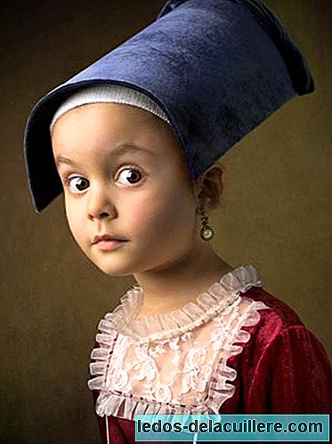 Han fotograferer sin fem år gamle datter, der imiterer barokke malerier