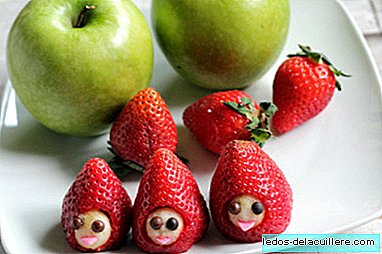 Fragole con la faccia di mela per i bambini a mangiare frutta