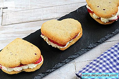 Biscuits de coeur aux fraises avec de la crème pour la Saint-Valentin. Recette