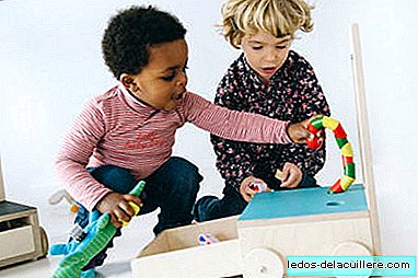 Glücksstuhl is de 'gelukkige stoel': een kindermeubel waarmee jonge kinderen kunnen spelen