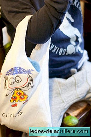 Naredite zabavno torbo z recikliranjem stare majice svojega sina