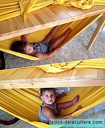 Make a hammock for your baby with a cloth and a table